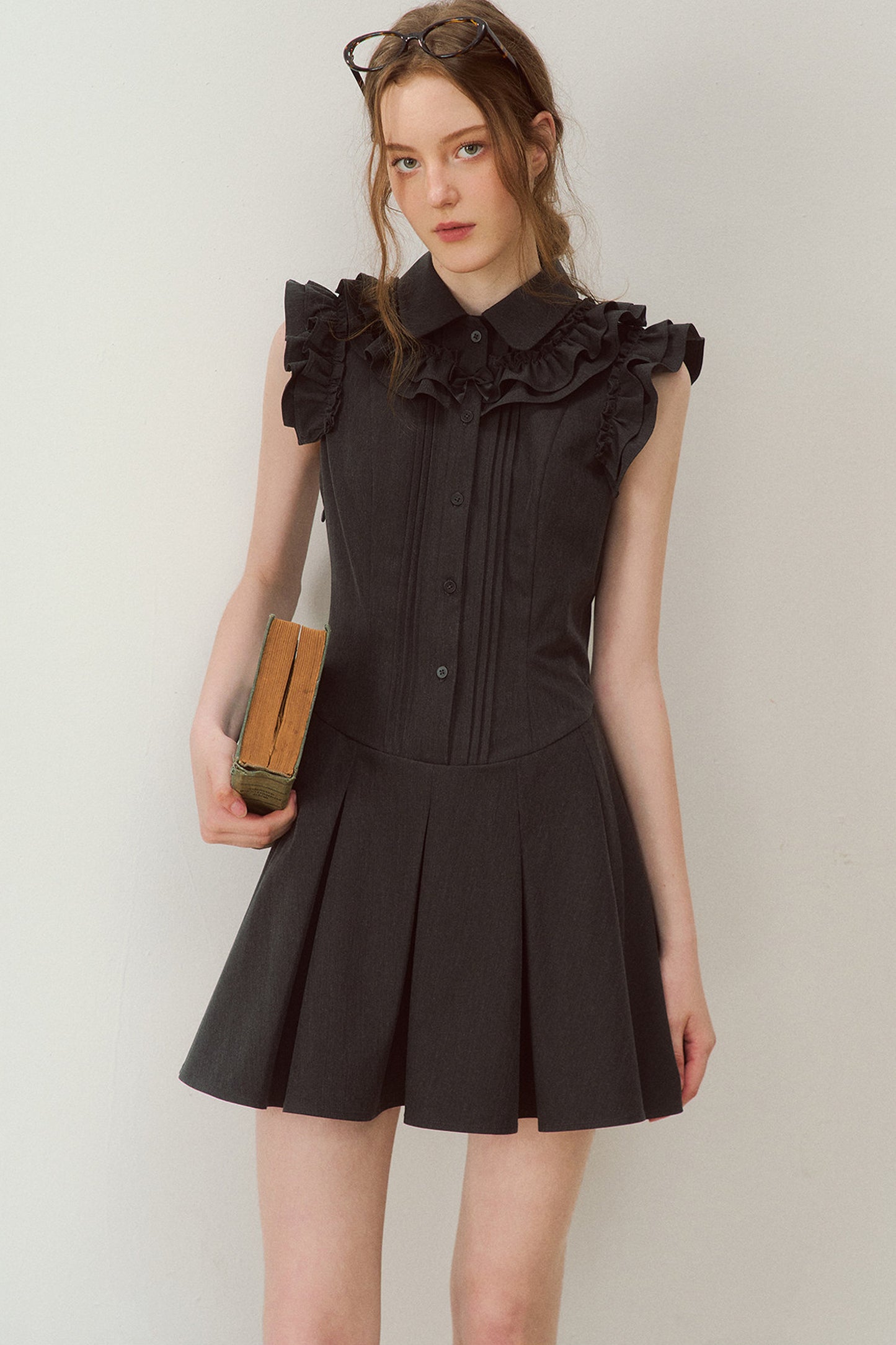 Robe rétro gris foncé à col à volants