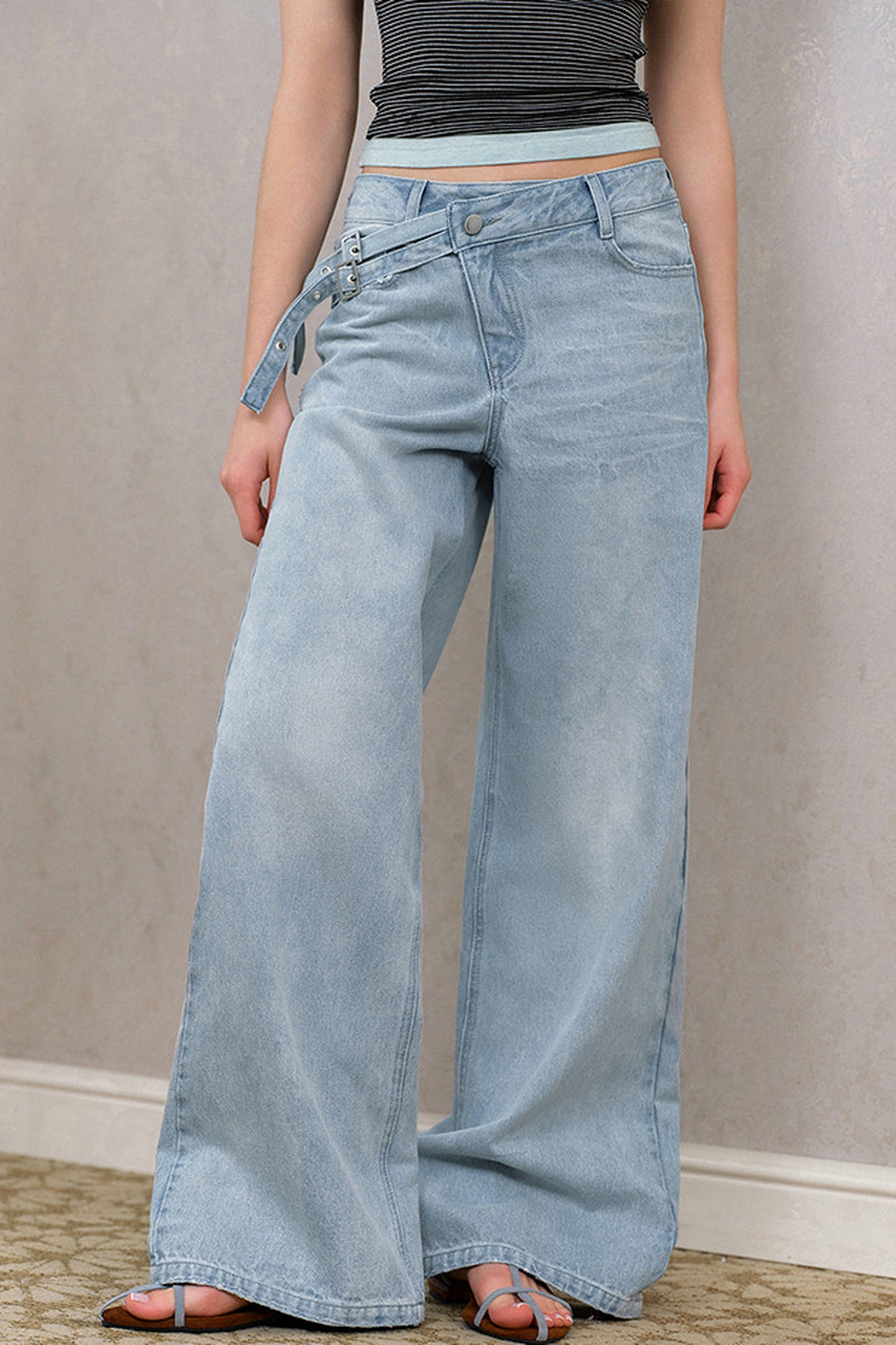 Asymmetrische Jeans mit geradem Schnitt und diagonaler Knopfleiste
