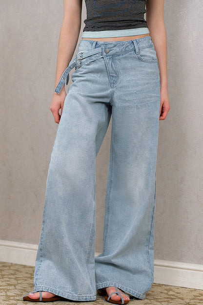 Asymmetrische Jeans mit geradem Schnitt und diagonaler Knopfleiste