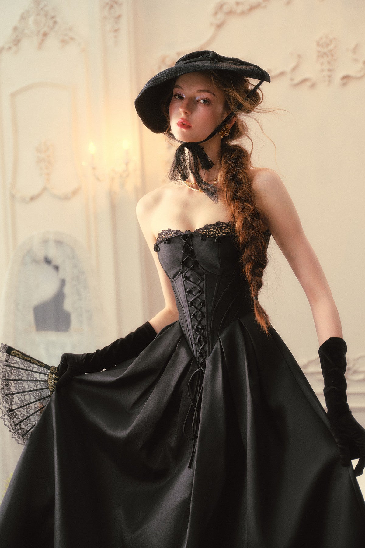 Französisches Prinzessinnenkleid aus Satin mit Korsett