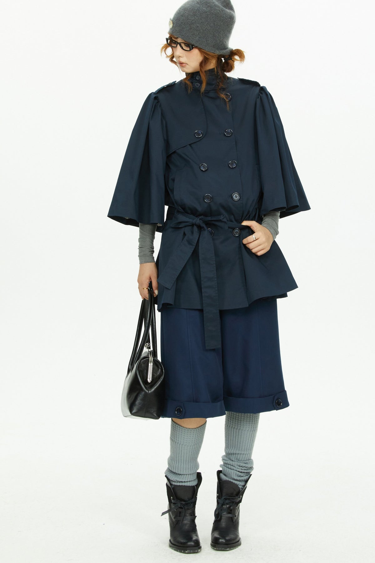 Marineblauer Trenchcoat mit Cape-Ärmeln und zweireihiger Knopfleiste
