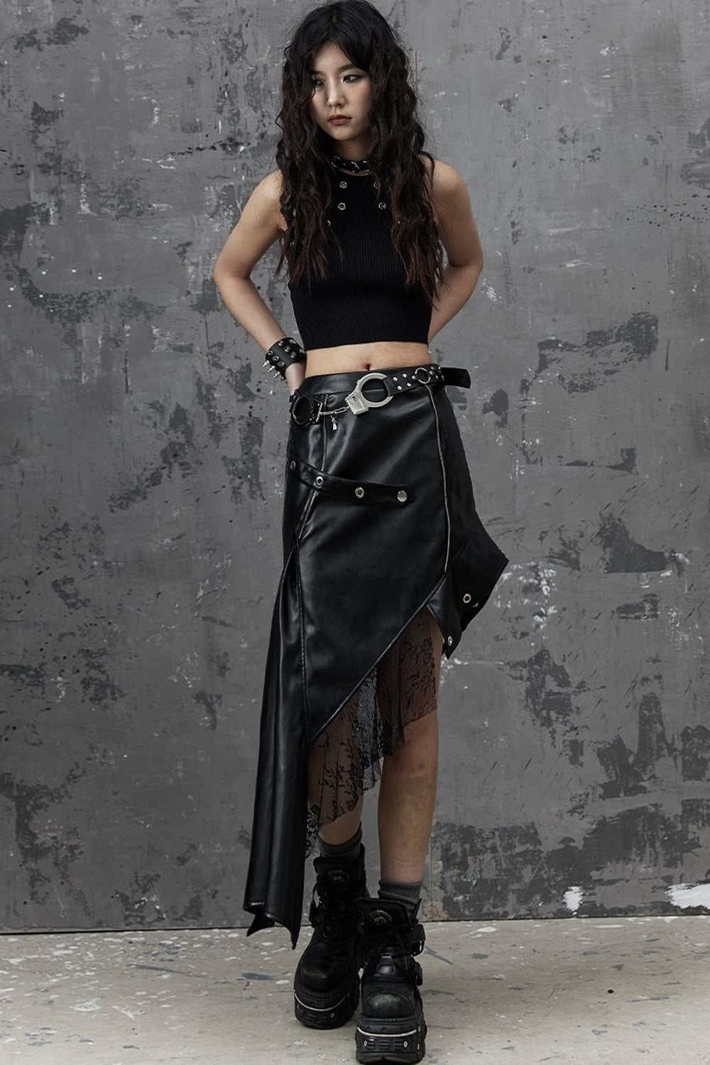 Asymmetrischer Patchworkrock aus Kunstleder