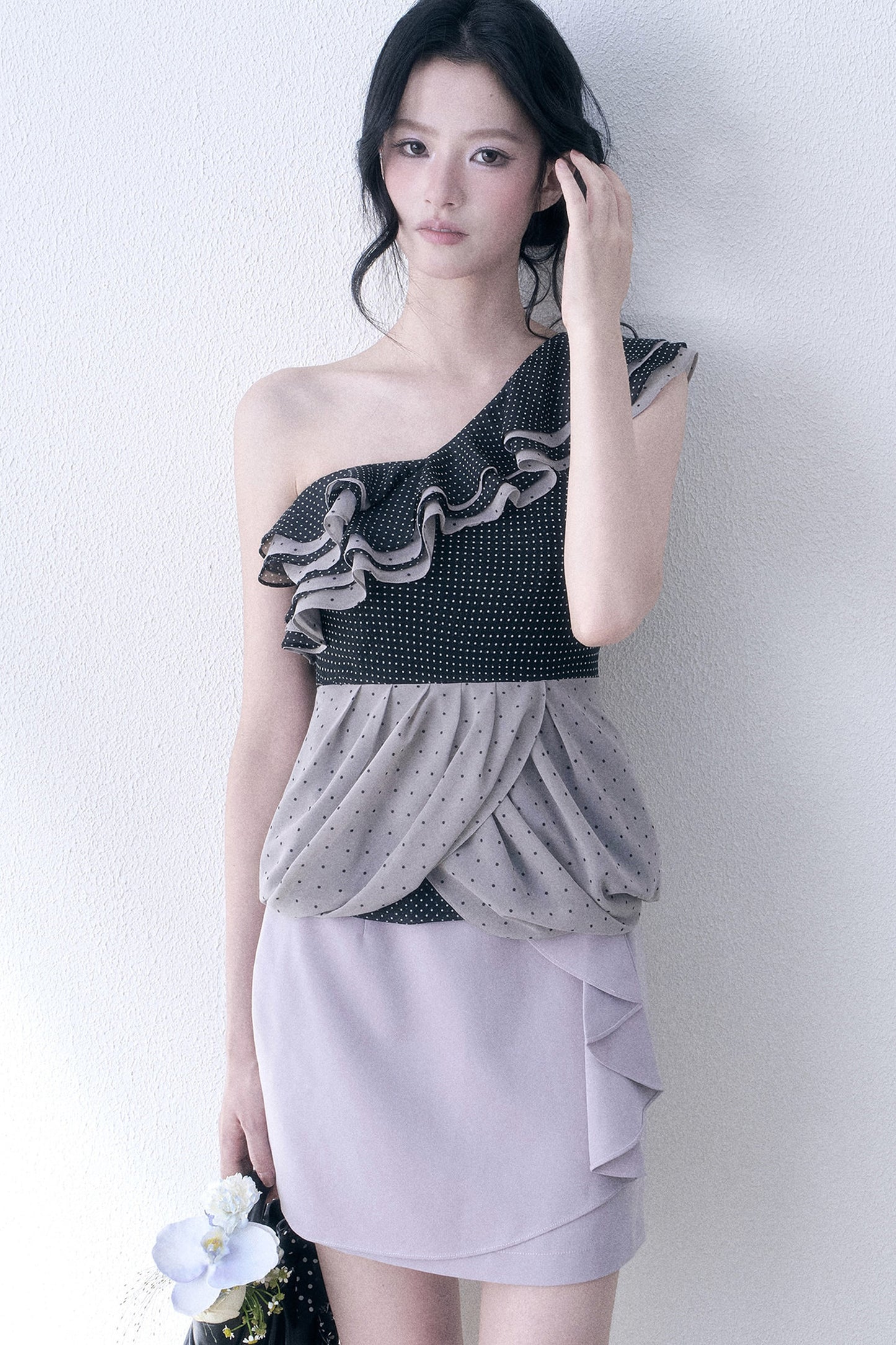 Top con spalle scoperte a pois drappeggiato