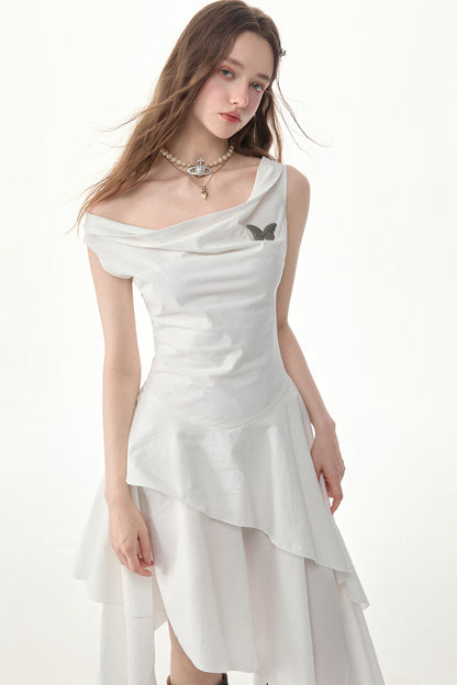 Weißes ärmelloses Kleid mit unregelmäßigem Saum