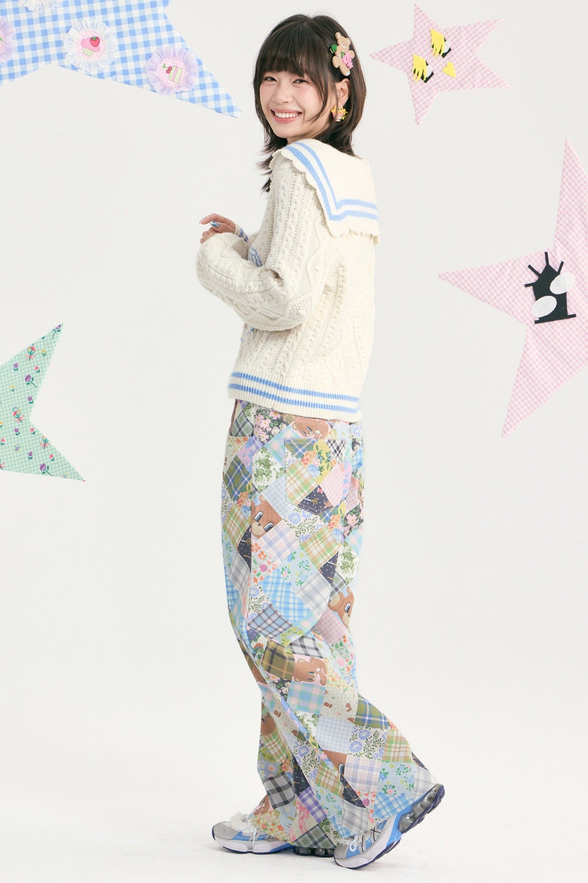 Pantaloni a vita bassa a toppe con orso e fiori