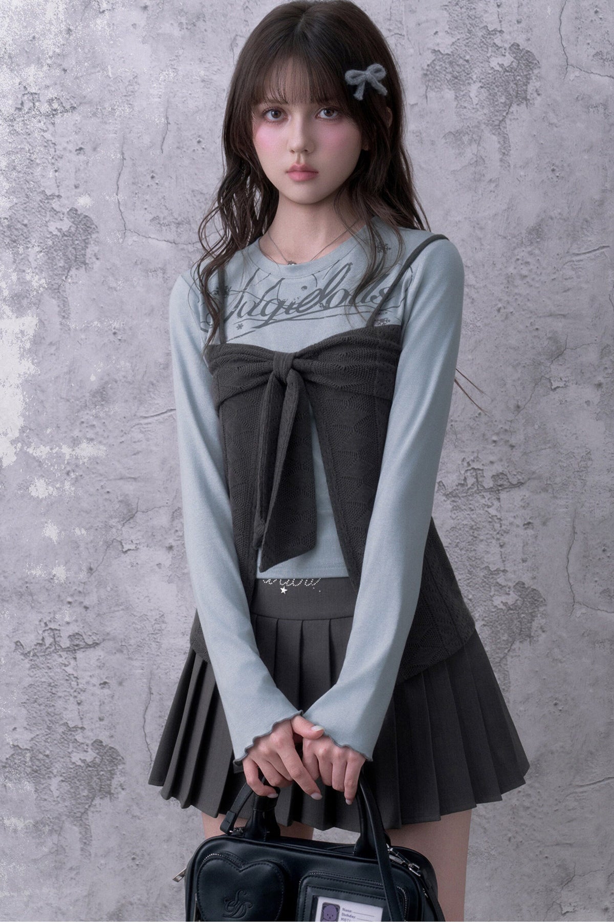 Blusa a maniche lunghe blu-grigia con fiocco e effetto a strati