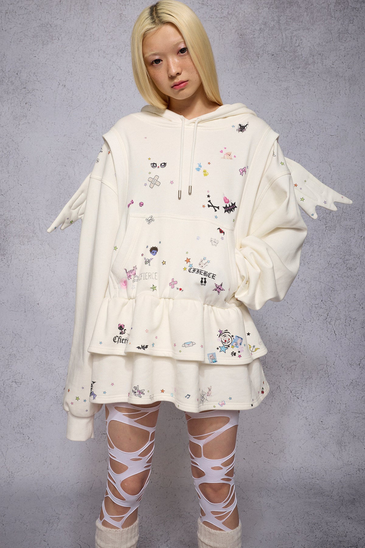 Kapuzenkleid mit Sticker-Print und Engelsflügeln