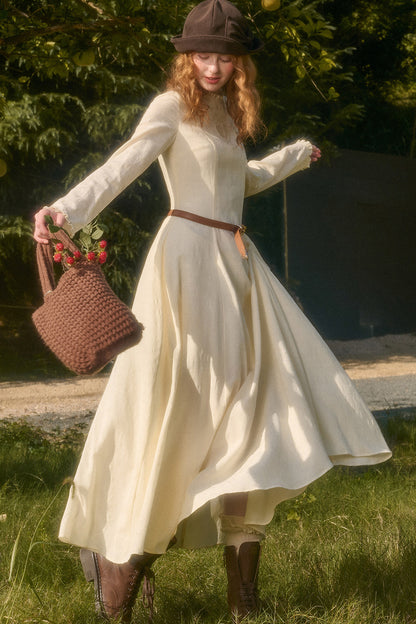 Langes Kleid mit Taillenbetonung, Schleife und Stickerei