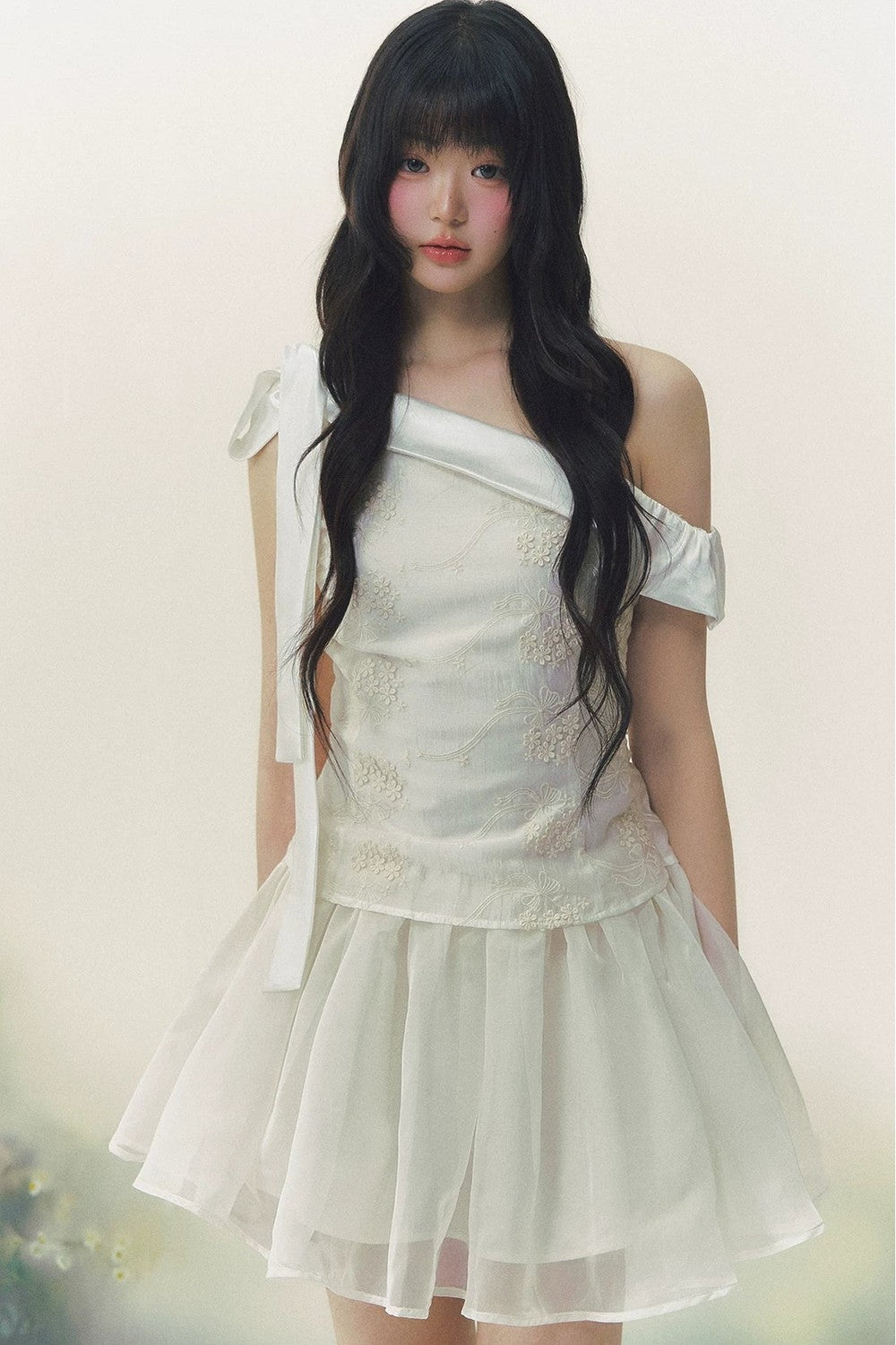 Robe midi princesse en satin brodé