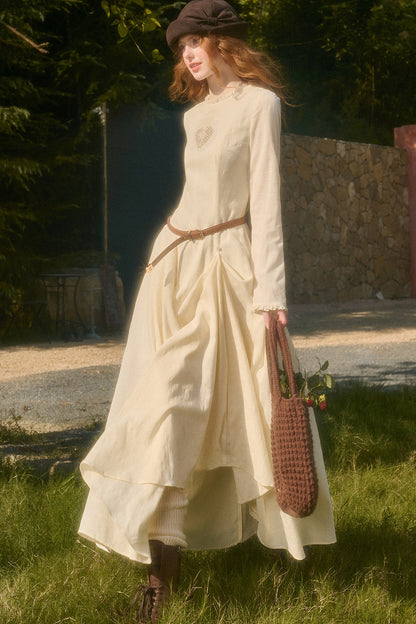 Langes Kleid mit Taillenbetonung, Schleife und Stickerei