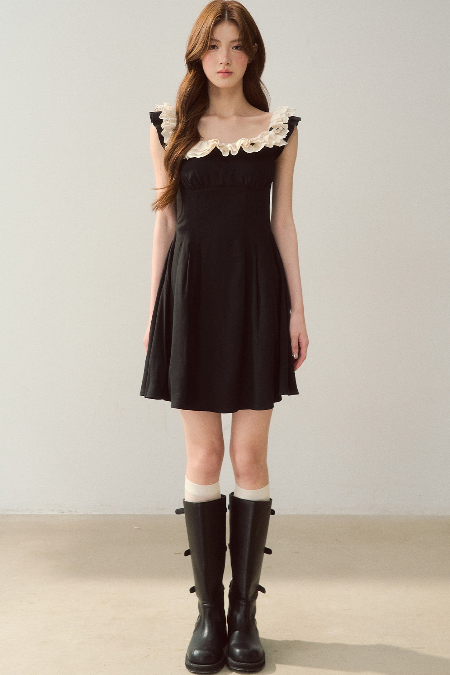 Robe noire à épaules dénudées avec bordure en dentelle au style tendance