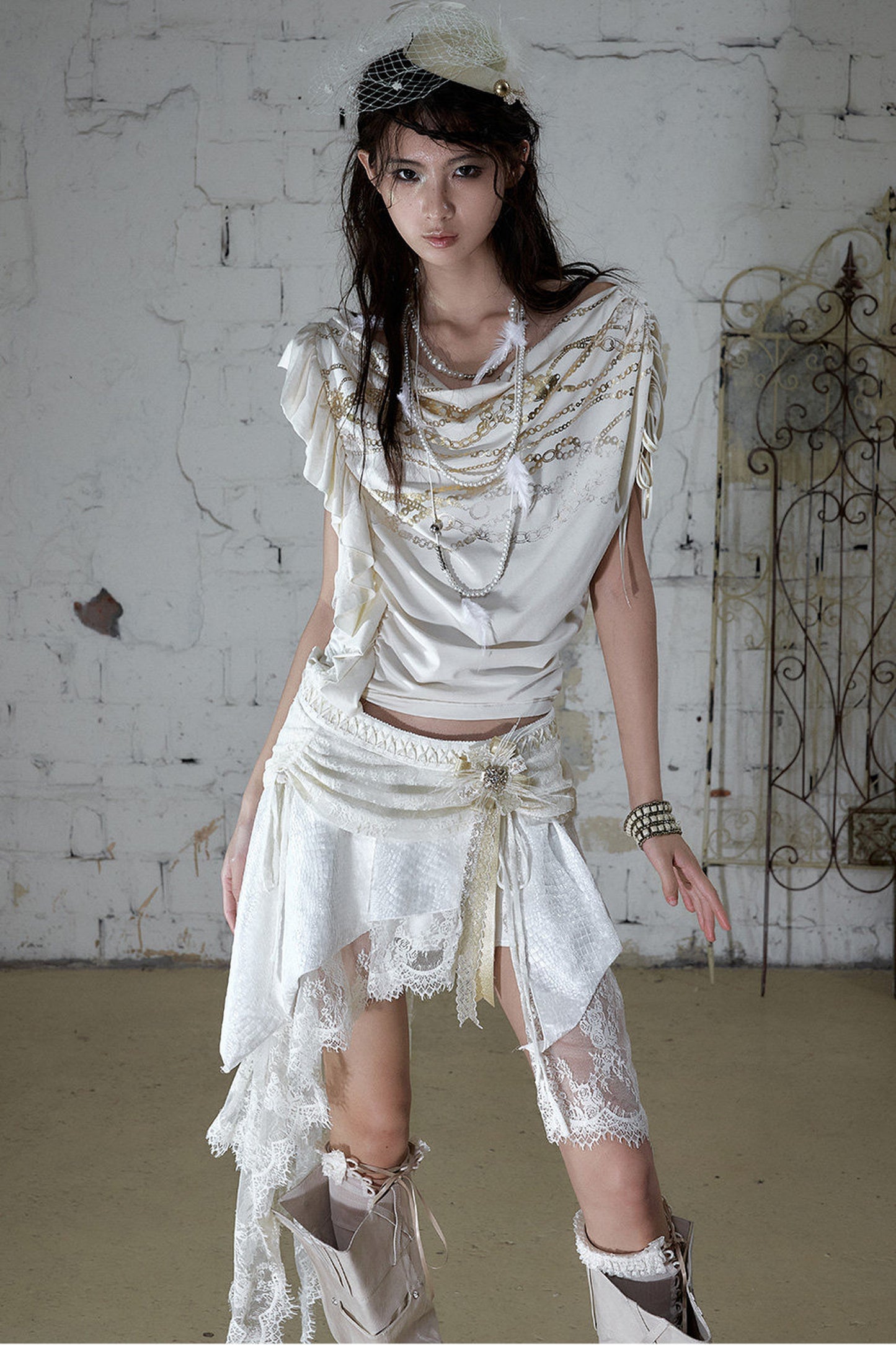 Maglia asimmetrica con catena effetto lamina d'oro