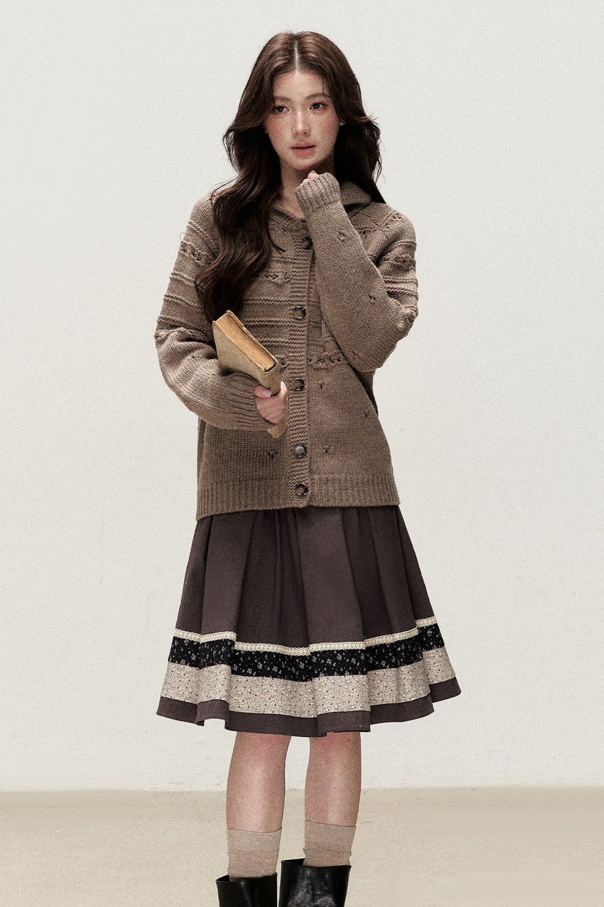 Dicke Strickjacke aus Haselnusswolle