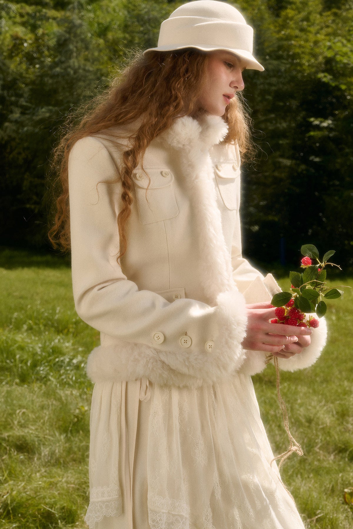 Flauschige kurze Jacke mit Stehkragen und Taschen