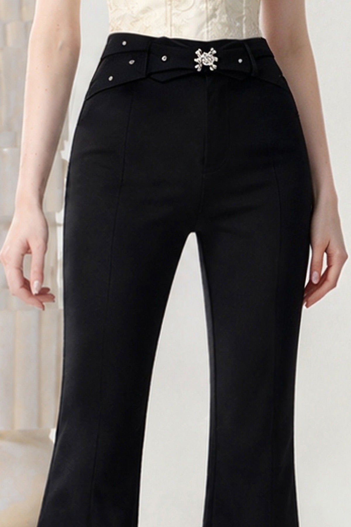 Pantalon slim légèrement évasé