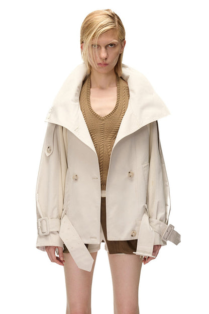 Kurzer Trenchcoat im Patchwork-Stil