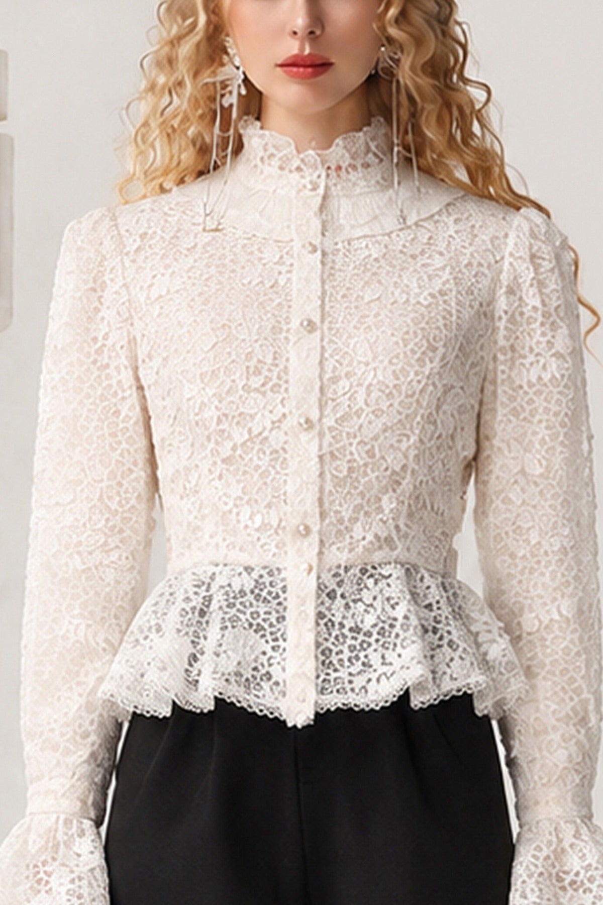 Bluse mit Rüschen und Stehkragen aus Spitze
