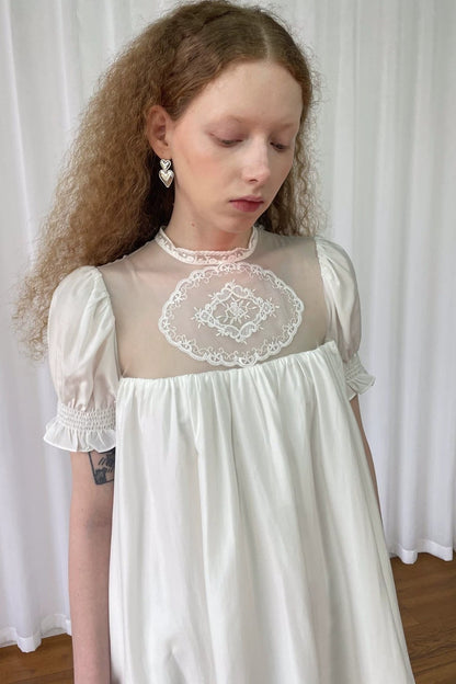Weißes Spitzen-Netzstoffkleid im Puppenstil