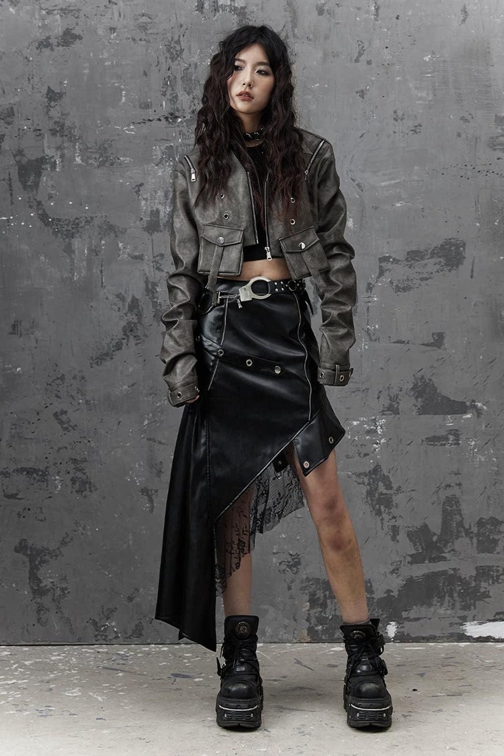 Asymmetrischer Patchworkrock aus Kunstleder