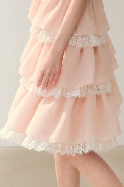Robe rose à volants superposés en dentelle cils avec nœud