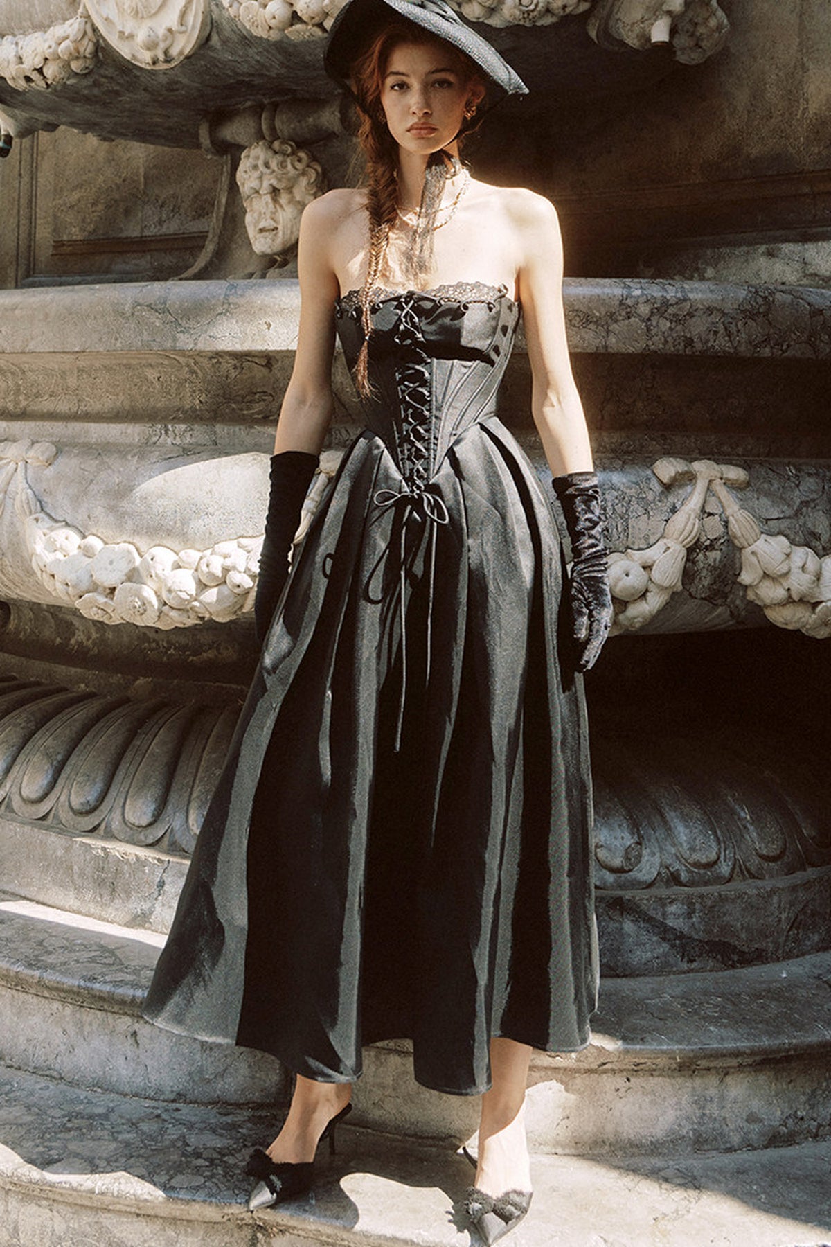 Französisches Prinzessinnenkleid aus Satin mit Korsett