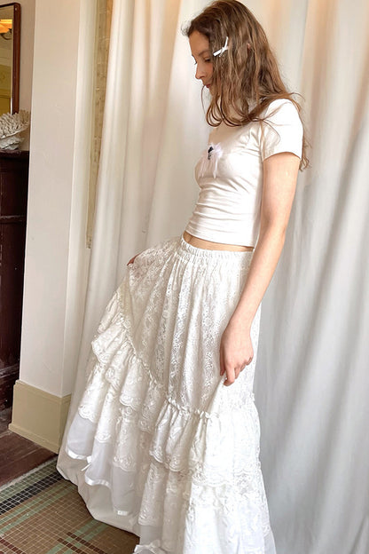 T-shirt bianca e nera a inserti con piuma e croce