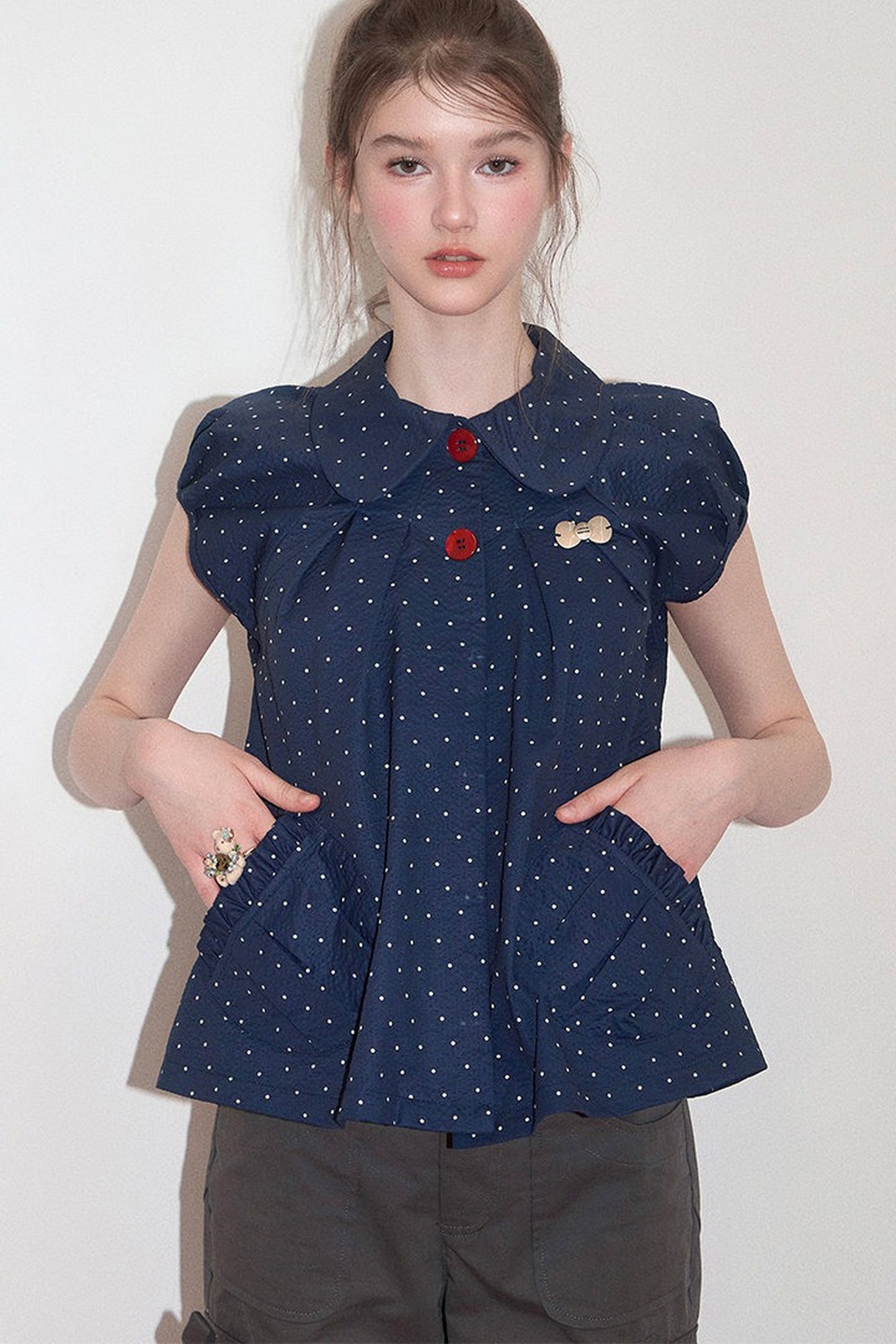 Camicia blu scuro a pois con colletto Peter Pan