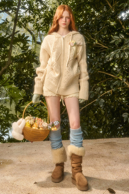 Set aus weicher Lammwoll-Strickjacke mit Zopfmuster und Kapuze sowie Shorts