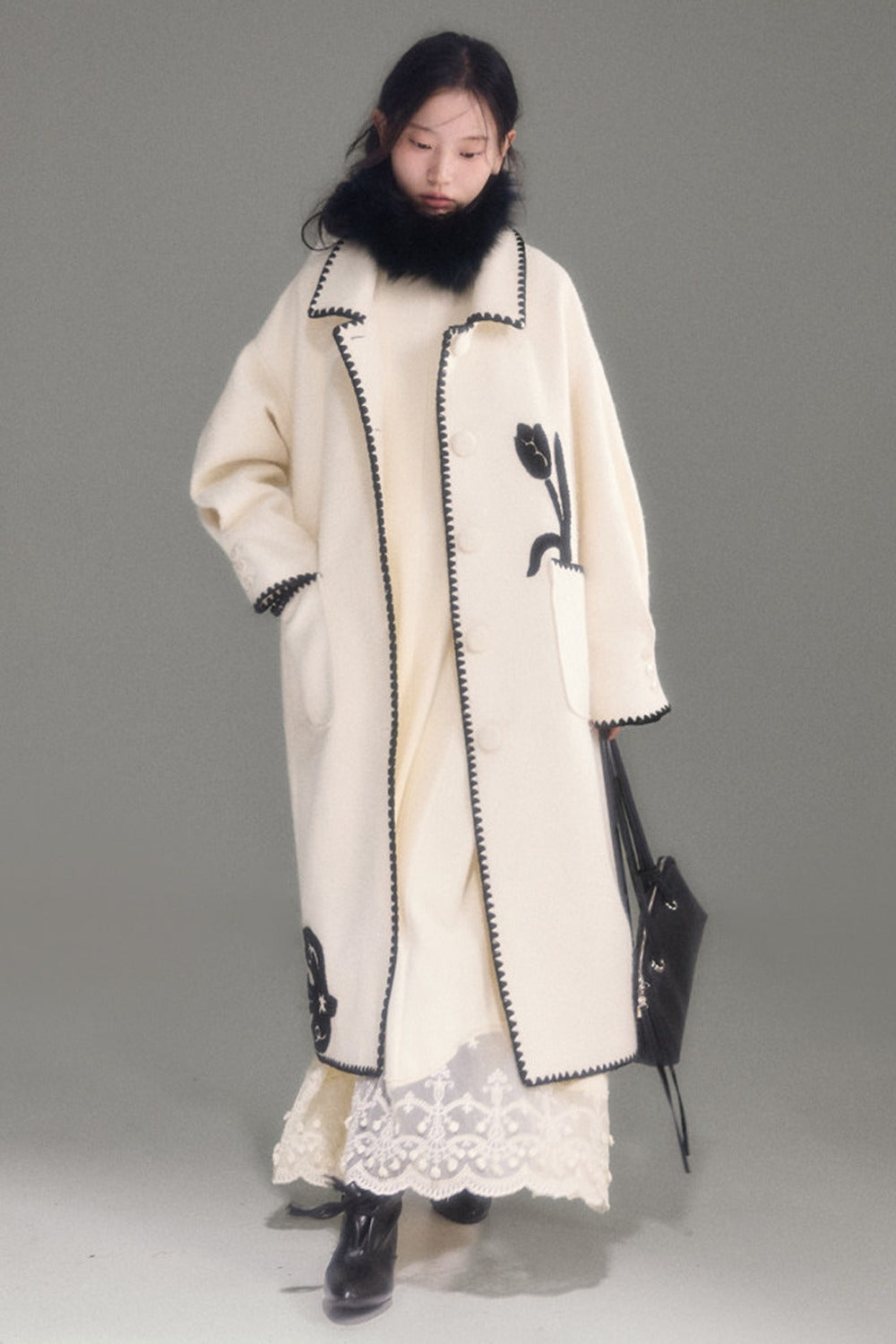 Cappotto lungo in lana ricamato con collo a scialle a tulipano