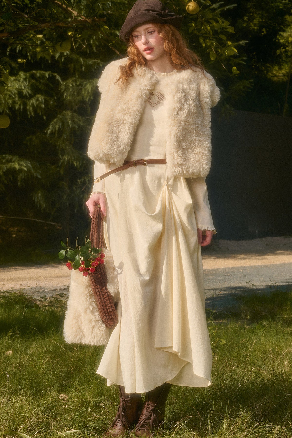 Langes Kleid mit Taillenbetonung, Schleife und Stickerei