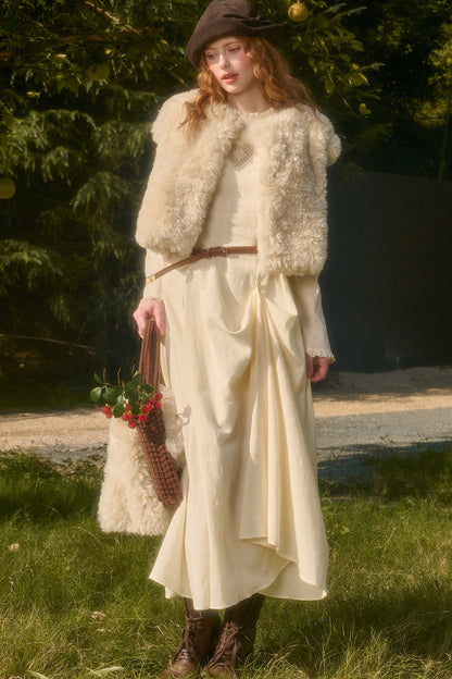 Langes Kleid mit Taillenbetonung, Schleife und Stickerei