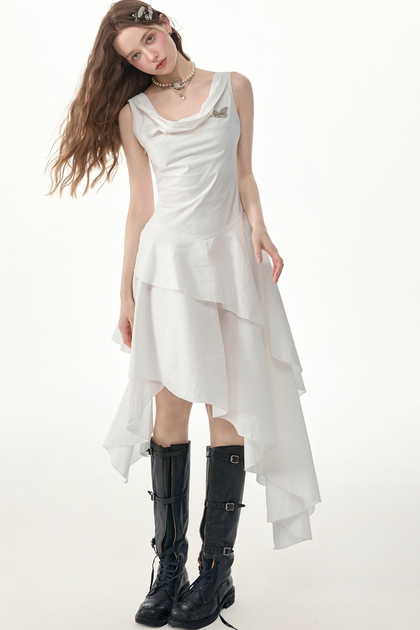 Weißes ärmelloses Kleid mit unregelmäßigem Saum