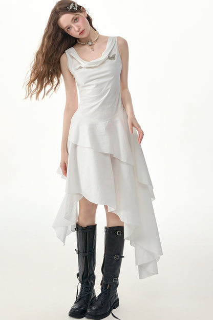Weißes ärmelloses Kleid mit unregelmäßigem Saum