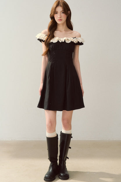 Robe noire à épaules dénudées avec bordure en dentelle au style tendance