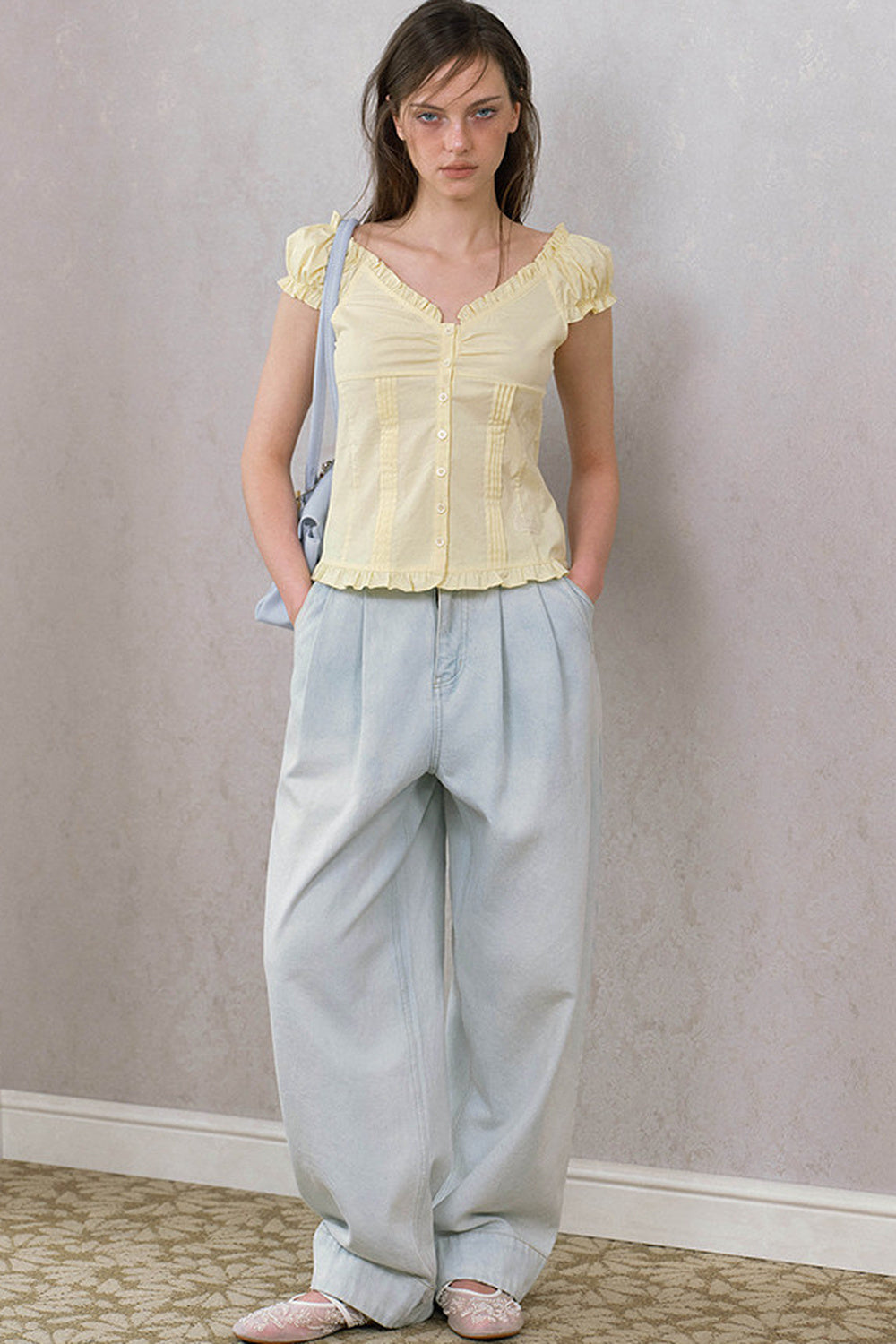 Blusa giallo crema con volant, scollo a V e maniche a sbuffo