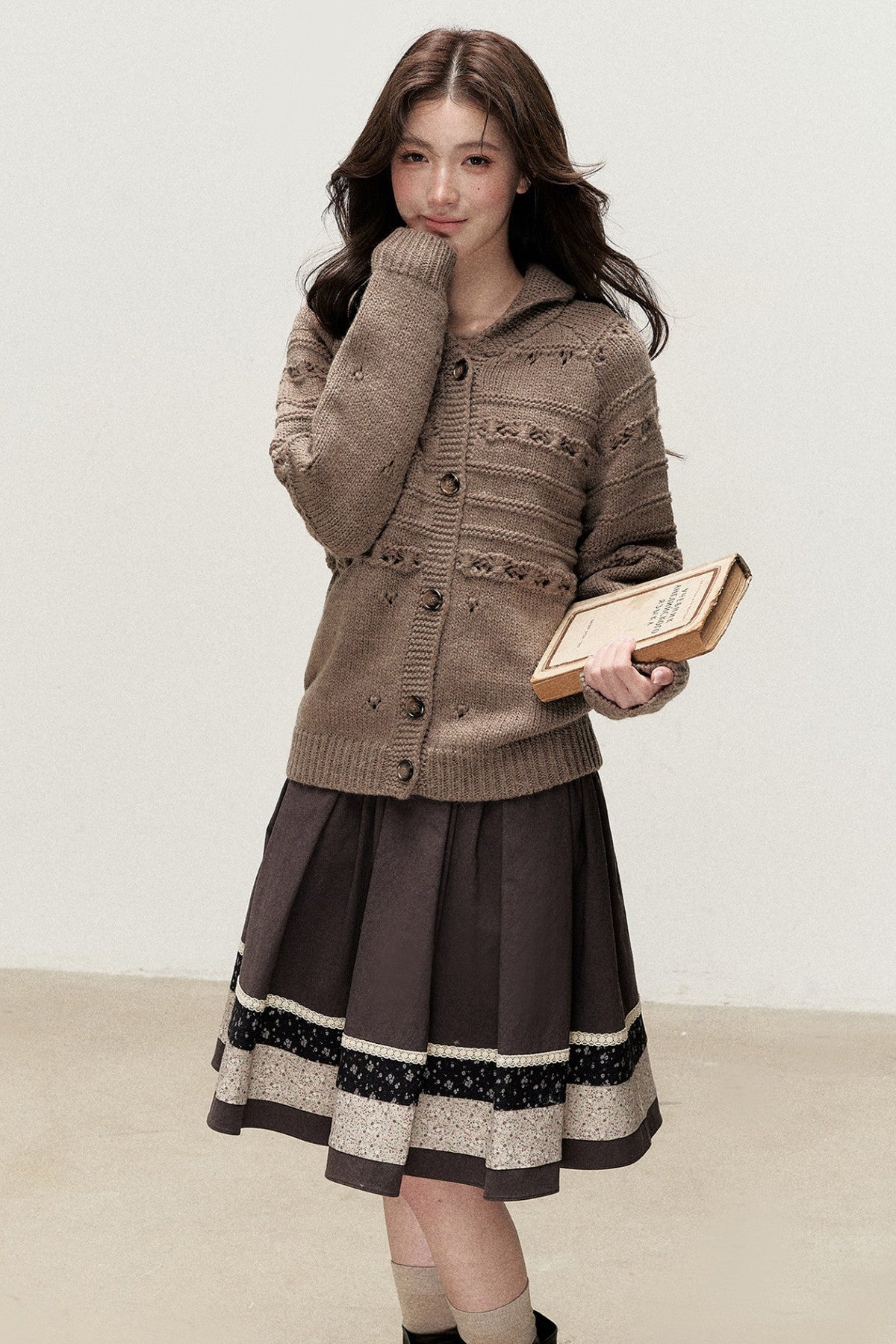 Dicke Strickjacke aus Haselnusswolle