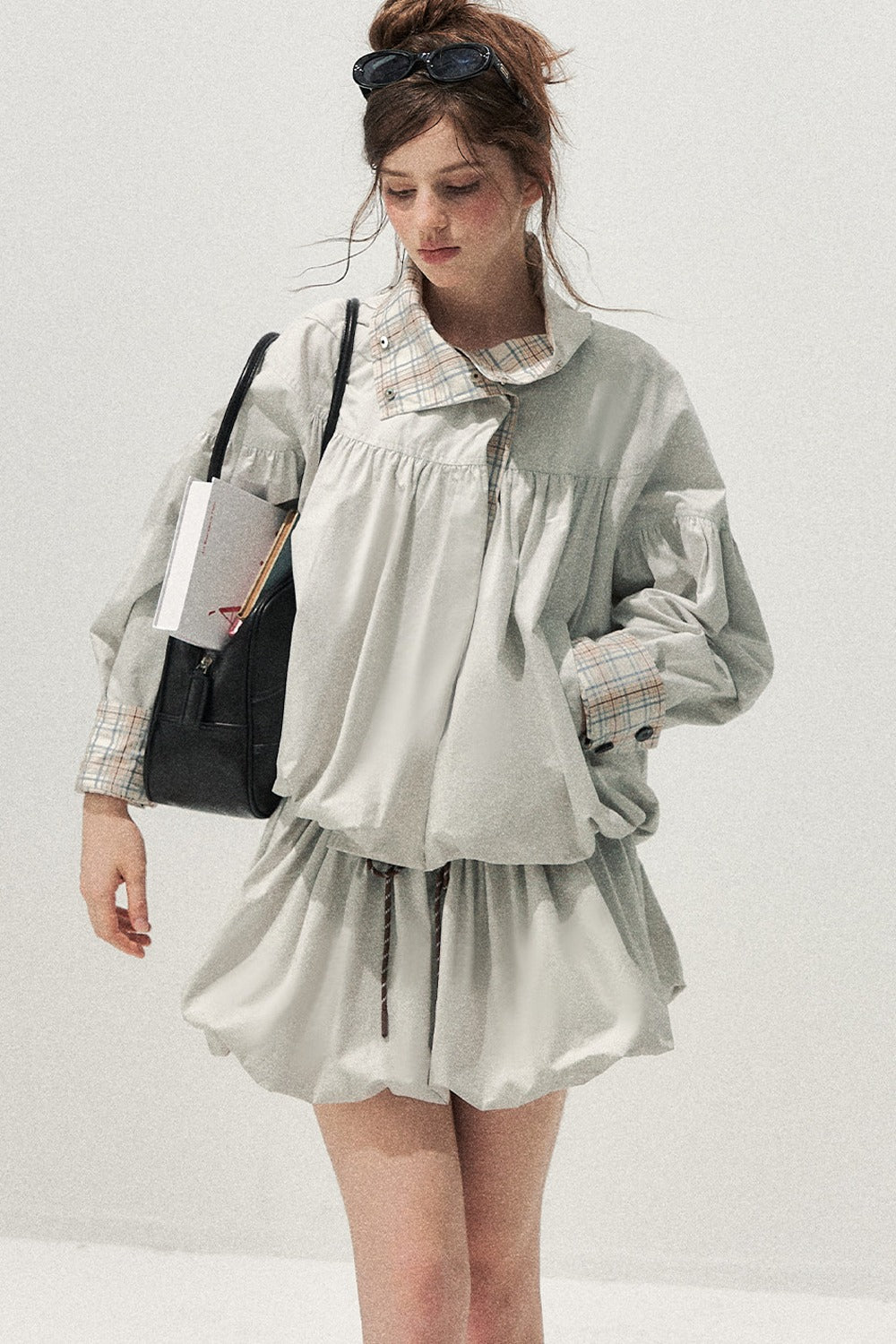 Set trench e gonna scozzese grigio-blu con bottoni decorativi