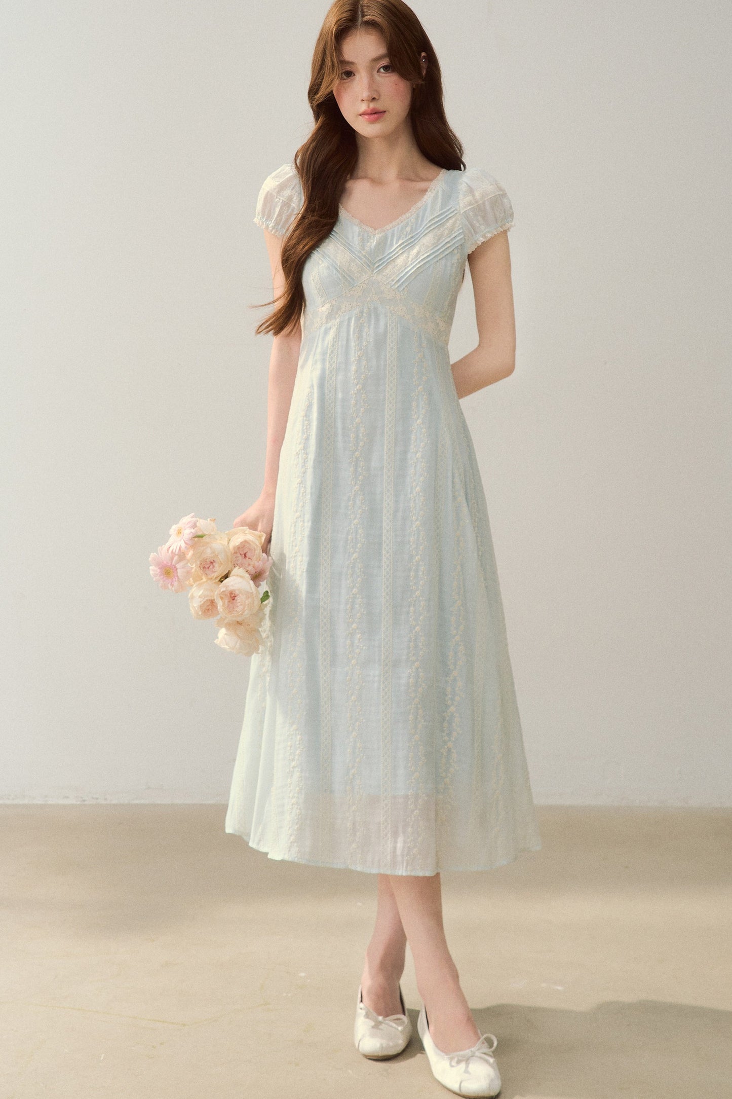 Robe brodée à col V bleu brume