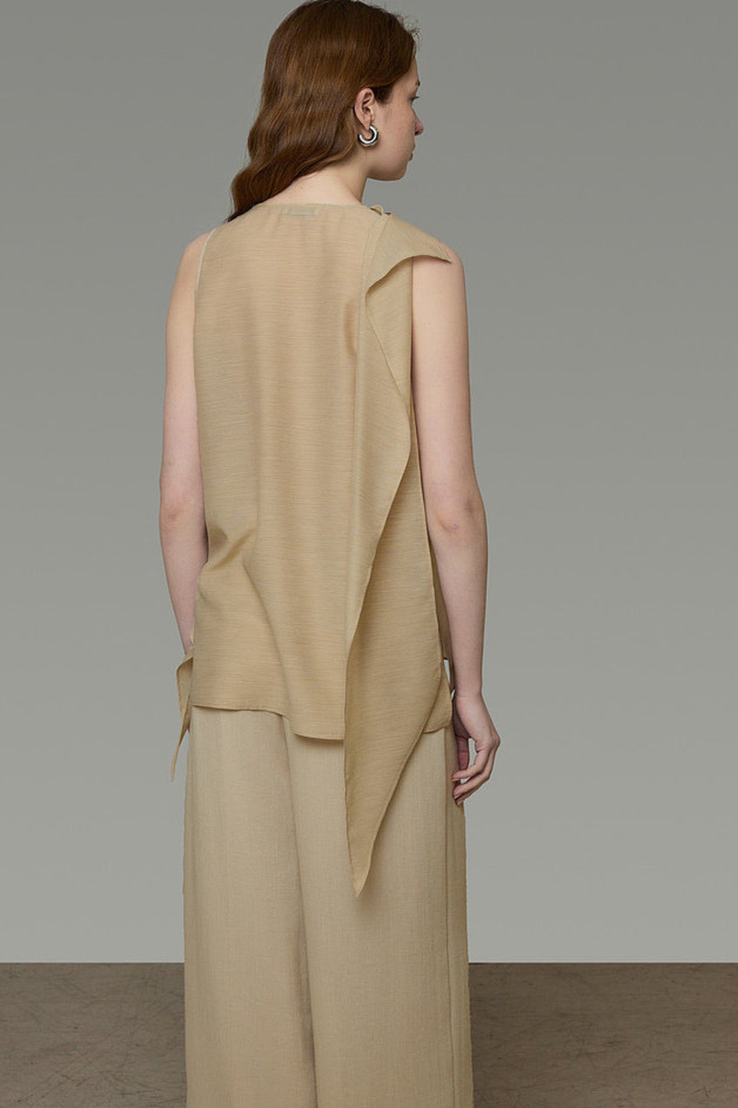 Unspoken gilet dal design di nicchia