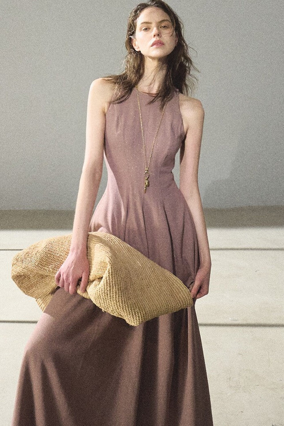 Kleid aus Goldseide und Leinen