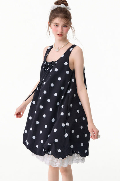 Schwarzes ärmelloses Kleid mit Punkten
