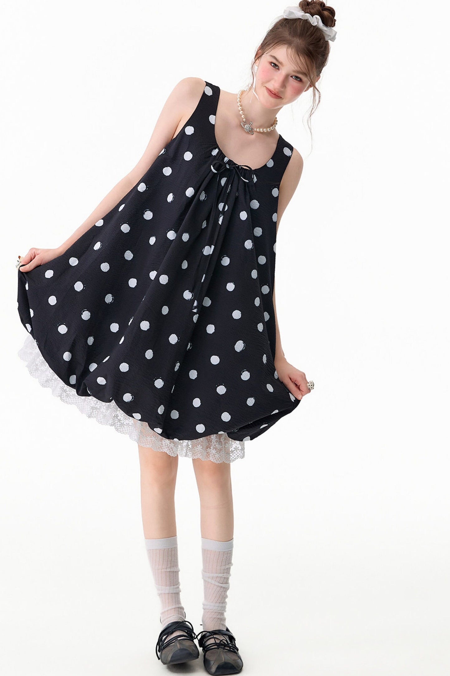 Schwarzes ärmelloses Kleid mit Punkten