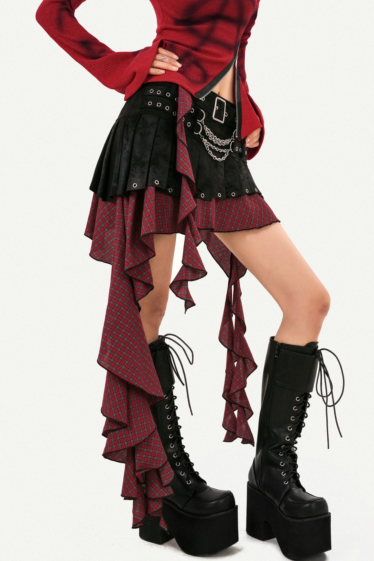 Completo con gonna asimmetrica a quadri con cintura con nappine e top in maglia