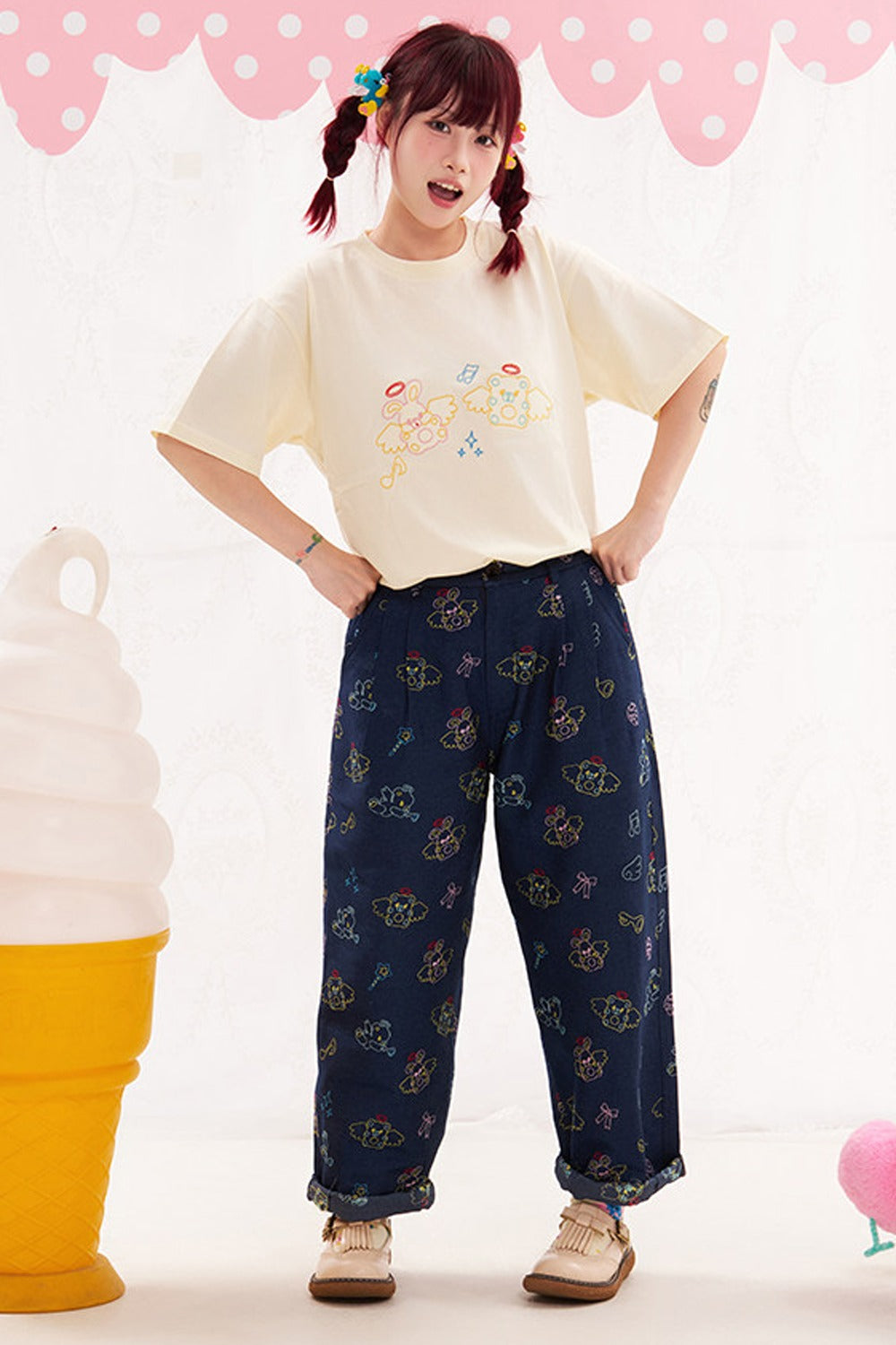 Jeans con ricami importanti di animali e angeli
