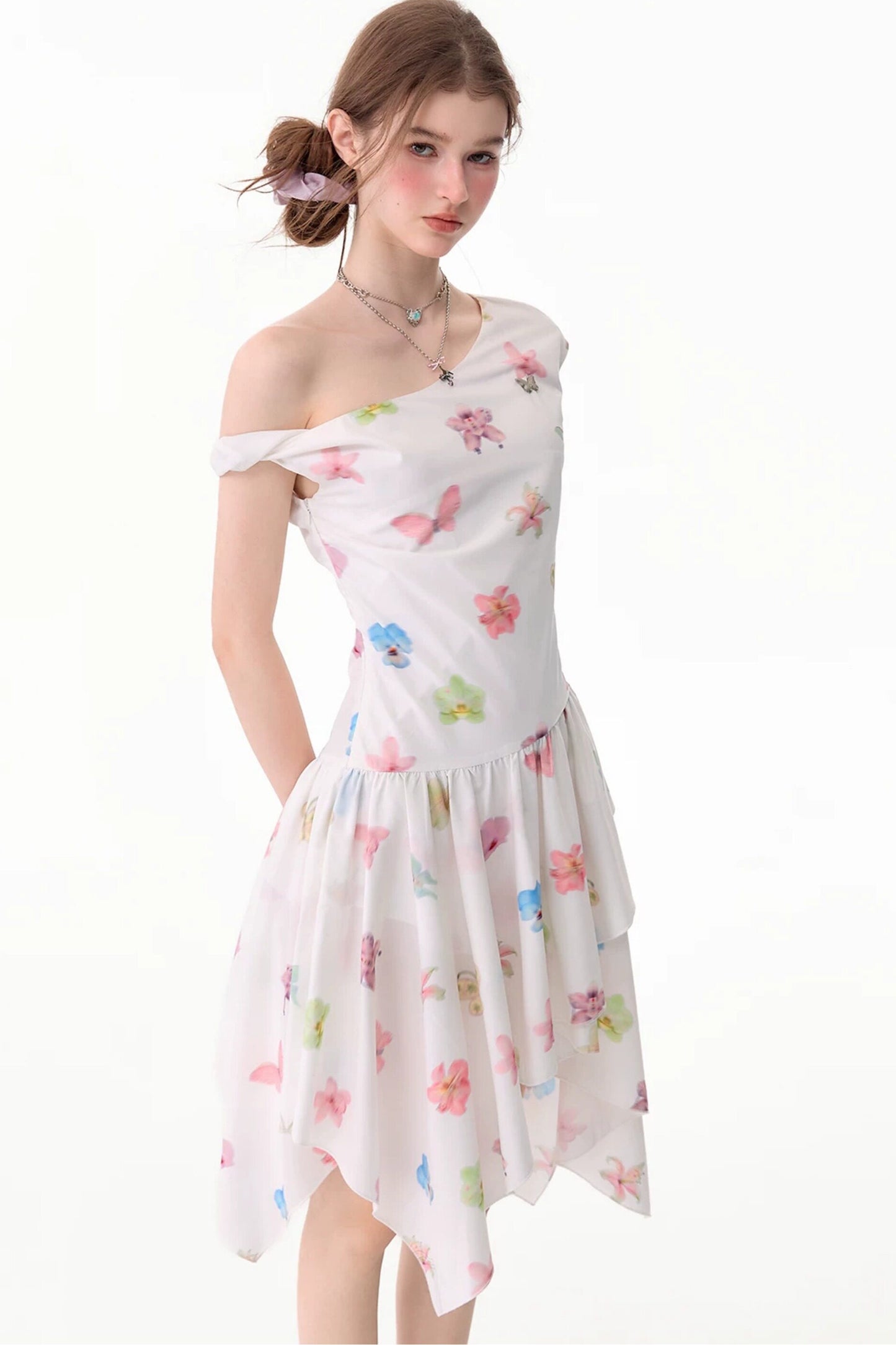 Schulterfreies Kleid mit Schmetterlings- und Blumenmuster und asymmetrischem Saum
