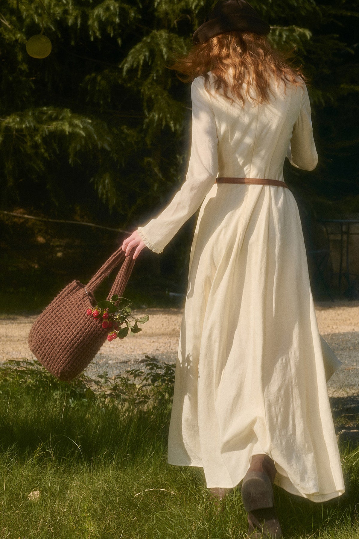 Langes Kleid mit Taillenbetonung, Schleife und Stickerei