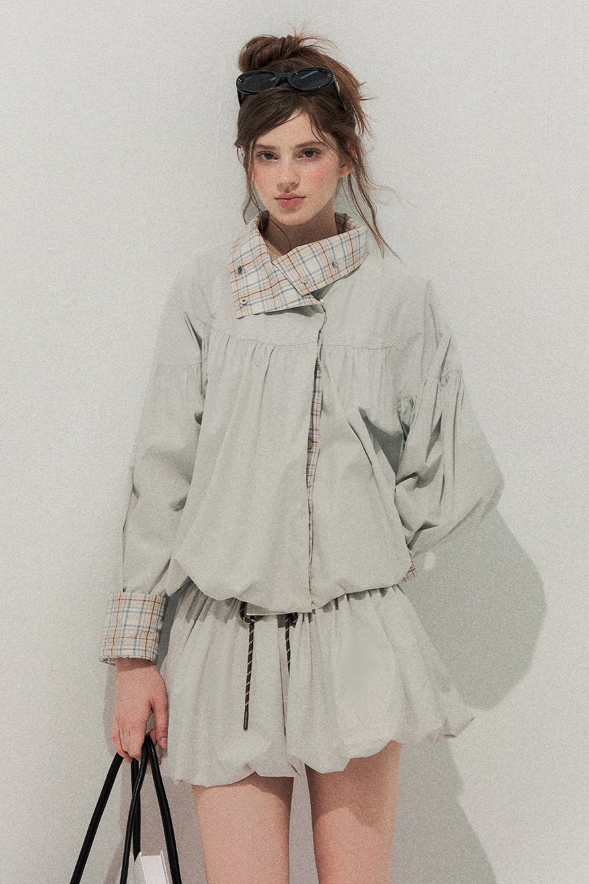 Set trench e gonna scozzese grigio-blu con bottoni decorativi