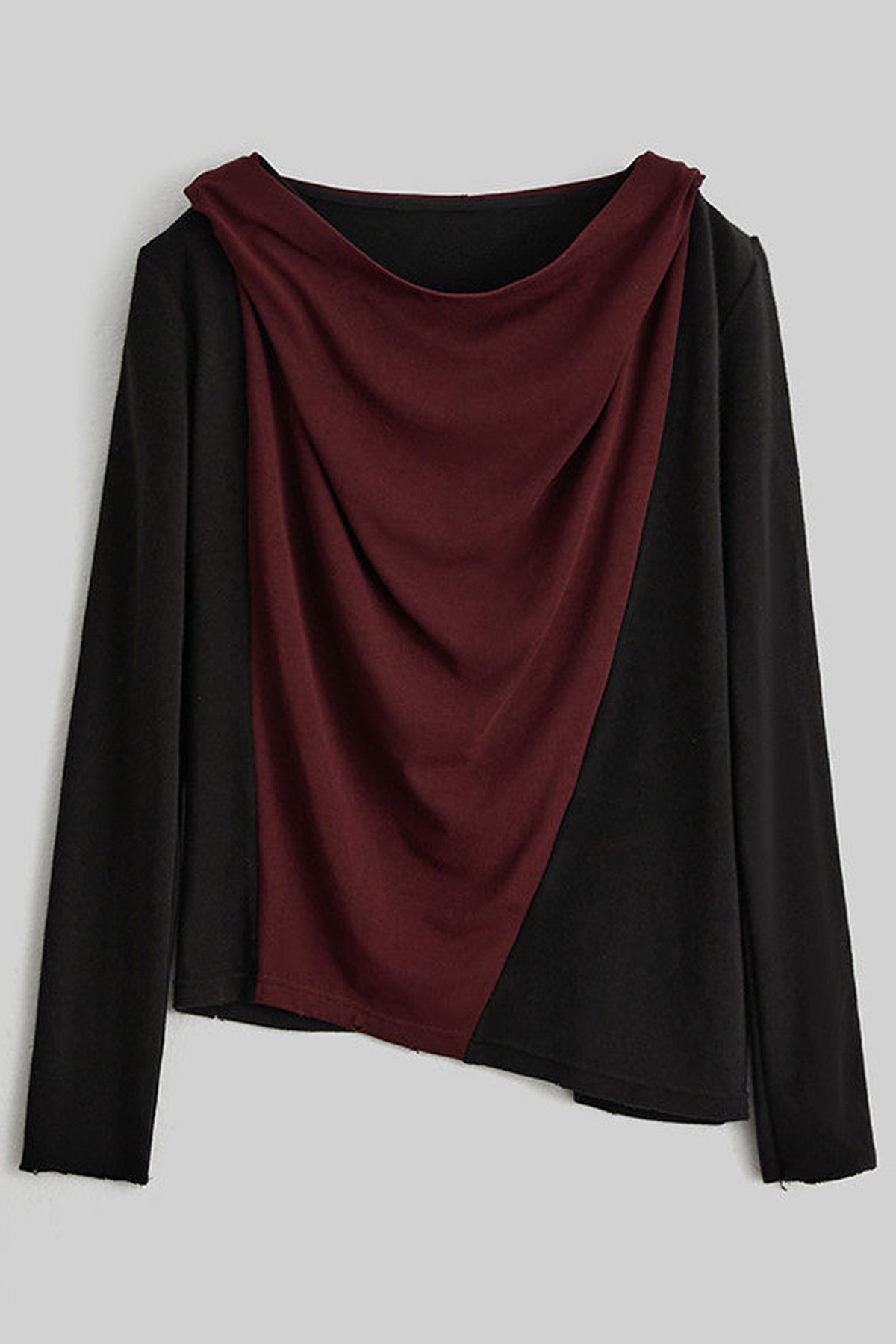 T-shirt nero e rosso con cappuccio e collo drappeggiato