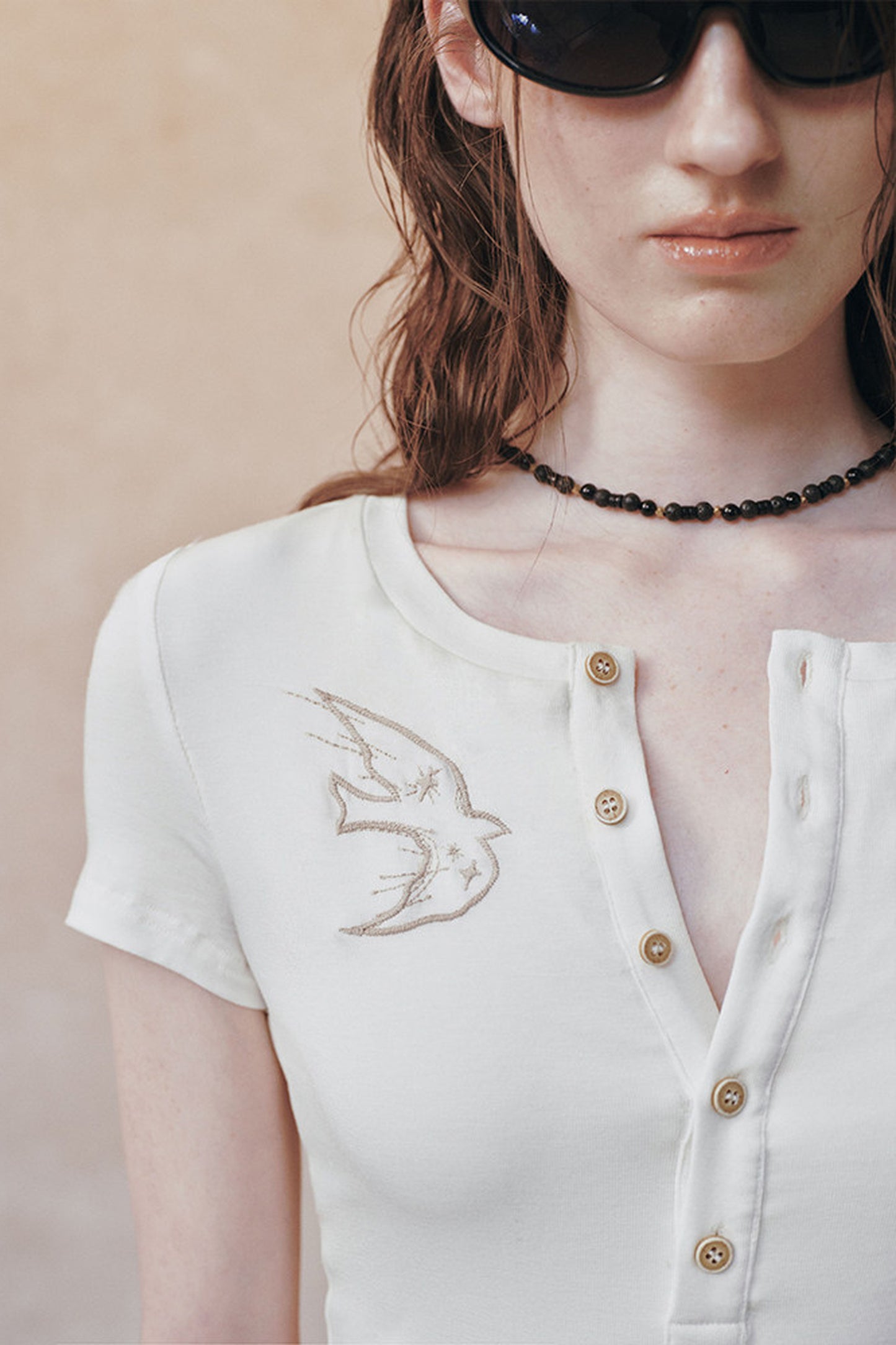 T-shirt in lyocell con mezza abbottonatura e uccello ricamato