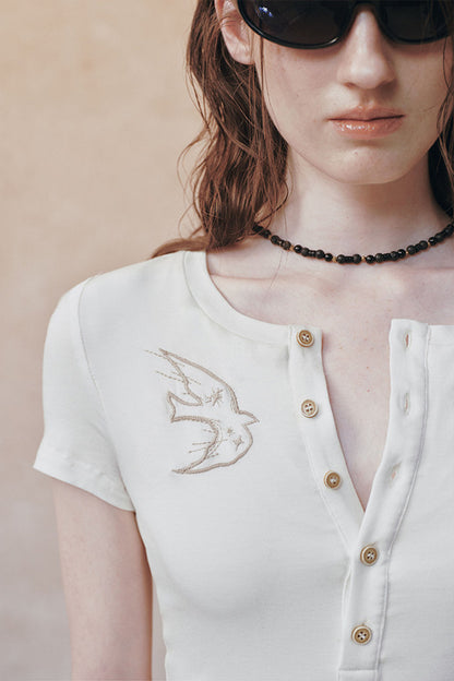 T-shirt in lyocell con mezza abbottonatura e uccello ricamato
